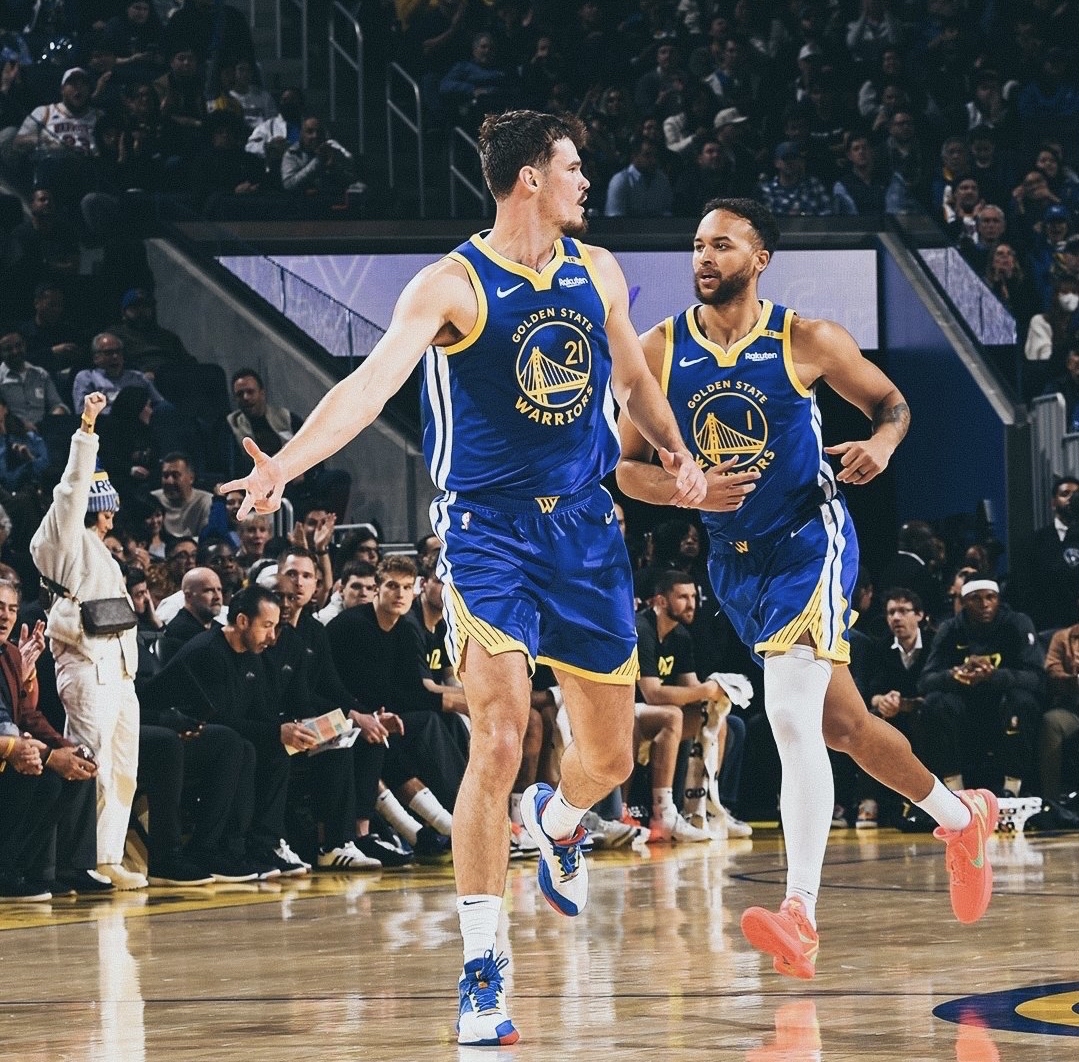 亚博体育线上包含集结日NBA季后赛焦点战，犹他爵士手感冰凉，更衣室稳定，资深球员宣示担当的词条