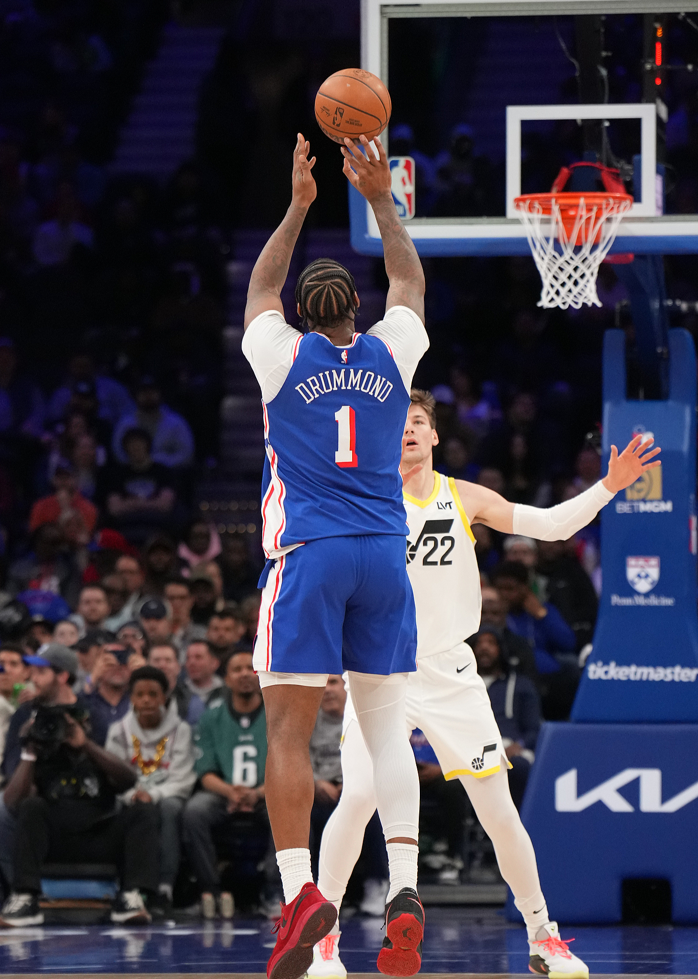 亚博体育线上费城76人训练开放日，清晨再遭质疑引欢呼，NBA常规赛在即，年轻球员得到机会的简单介绍