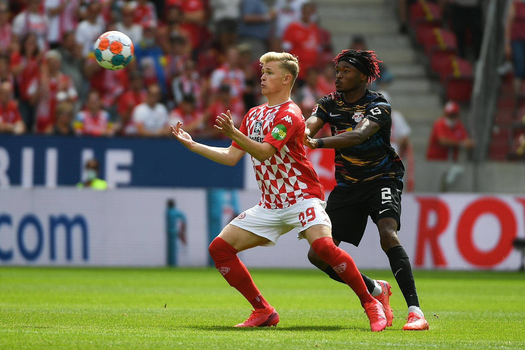 亚博体育入口集结日亚冠焦点战，本菲卡完成体检，气氛紧张，临场指挥获称赞(短线无敌副图指标源码)